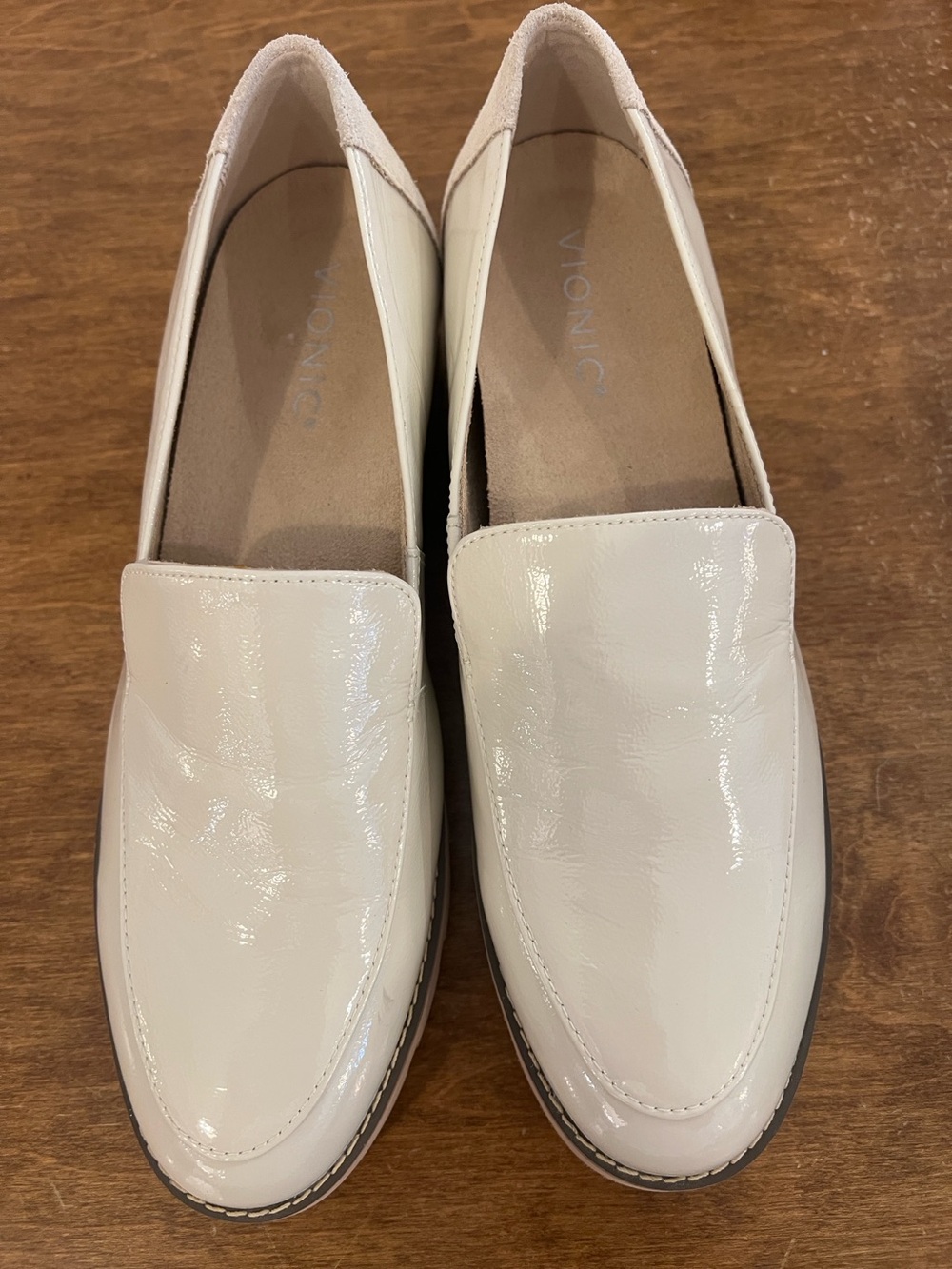 Vionic Kensley Loafer cream with suede heel and lug bottom size 8